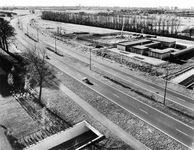 847522 Gezicht op de nieuw aangelegde T07 (Biltse Rading, de tertiaire provinciale weg Utrecht-De Bilt), met rechts de ...